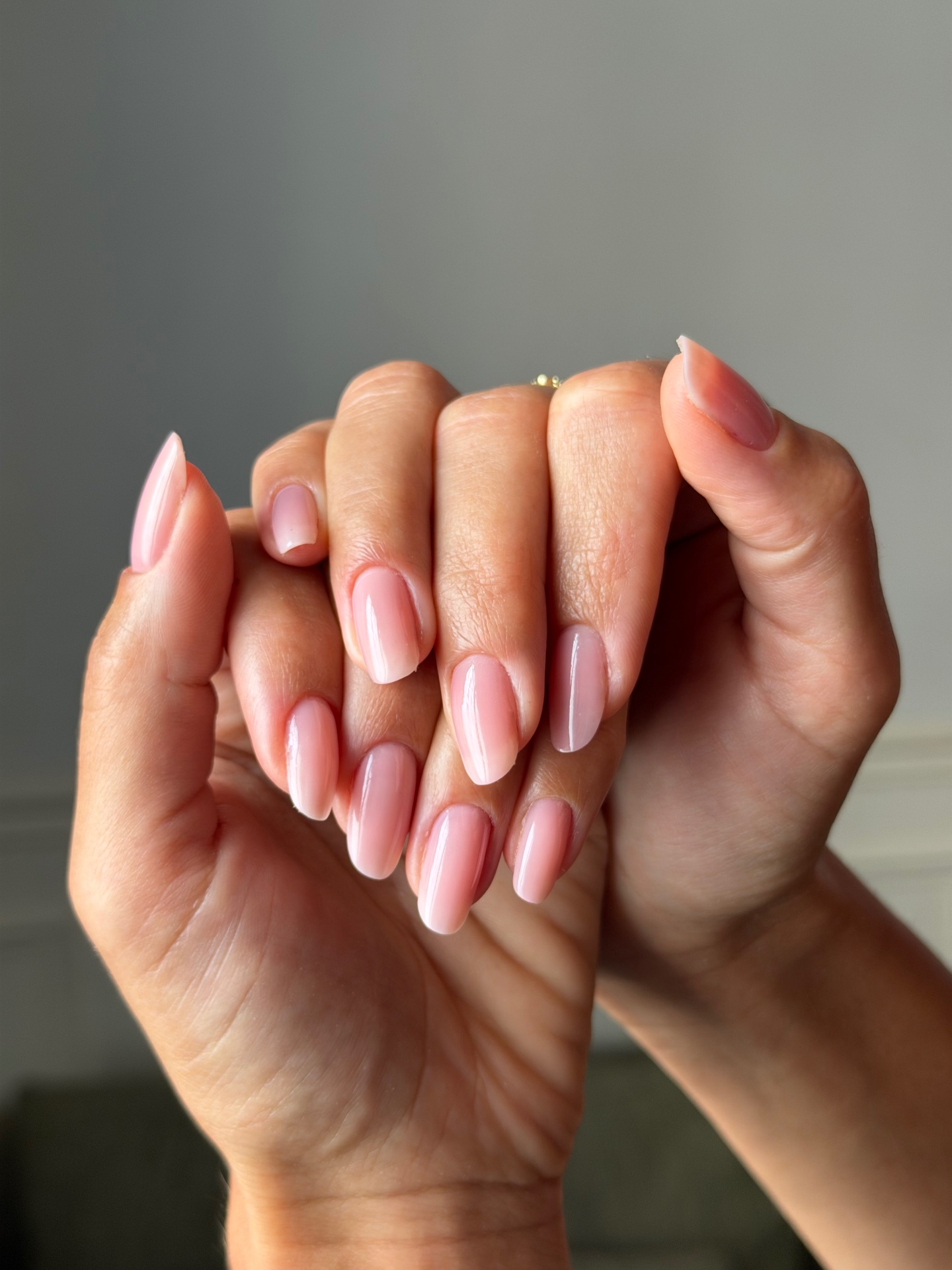 Mains avant l'essayage, ongles rose nude
